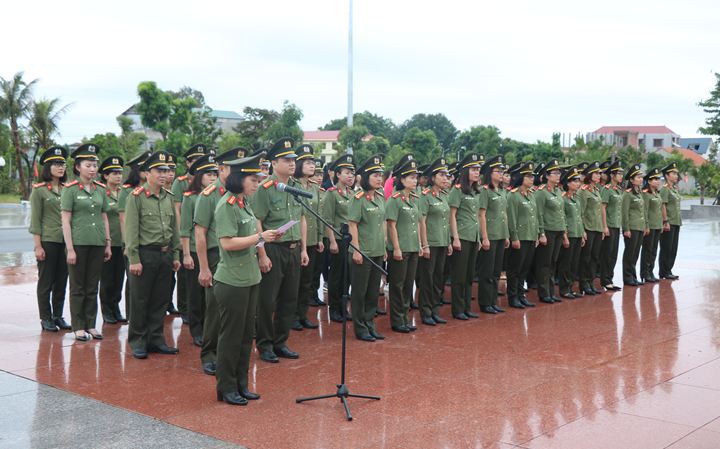 Đoàn Học viện Chính trị Công an nhân dân dâng hương và báo công tại Tượng đài Bác Hồ