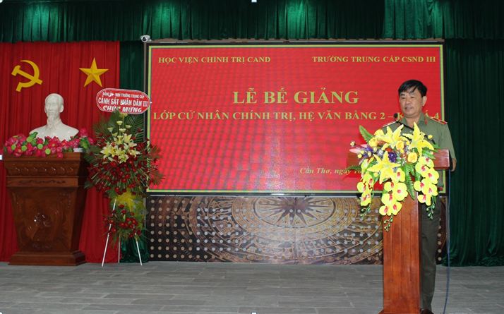 Đồng chí Thiếu tướng, PGS, TS Trần Vi Dân, Bí thư Đảng uỷ, Giám đốc Học viện Chính trị Công an nhân dân phát biểu tại Lễ Bế giảng