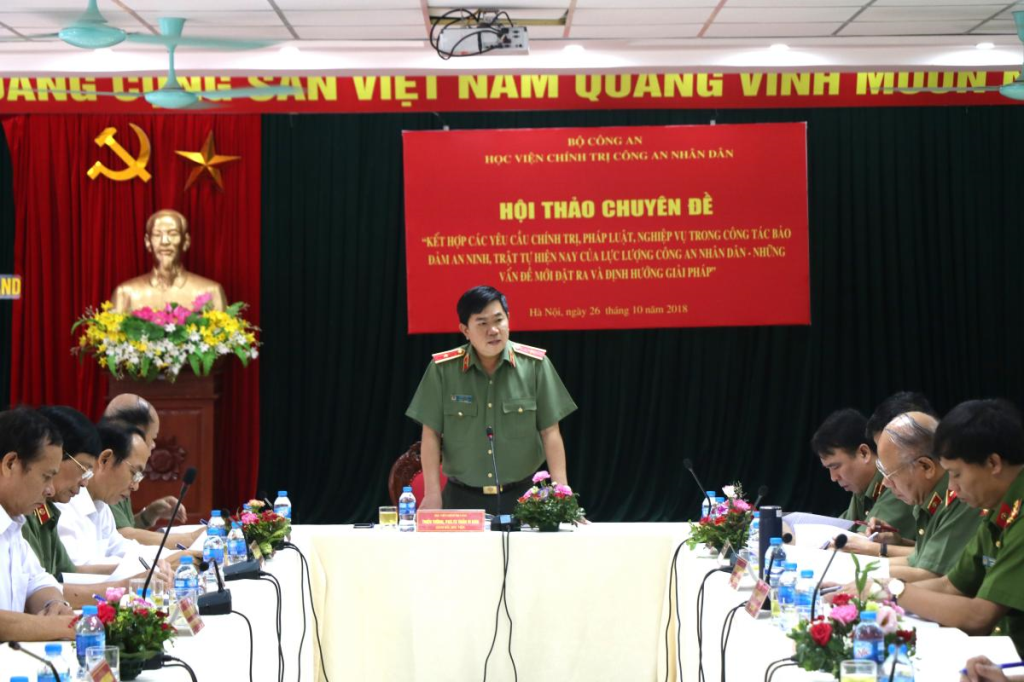 Đồng chí Thiếu tướng, PGS.TS Trần Vi Dân, Giám đốc Học viện Chính trị Công an nhân dân phát biểu chủ trì Hội thảo