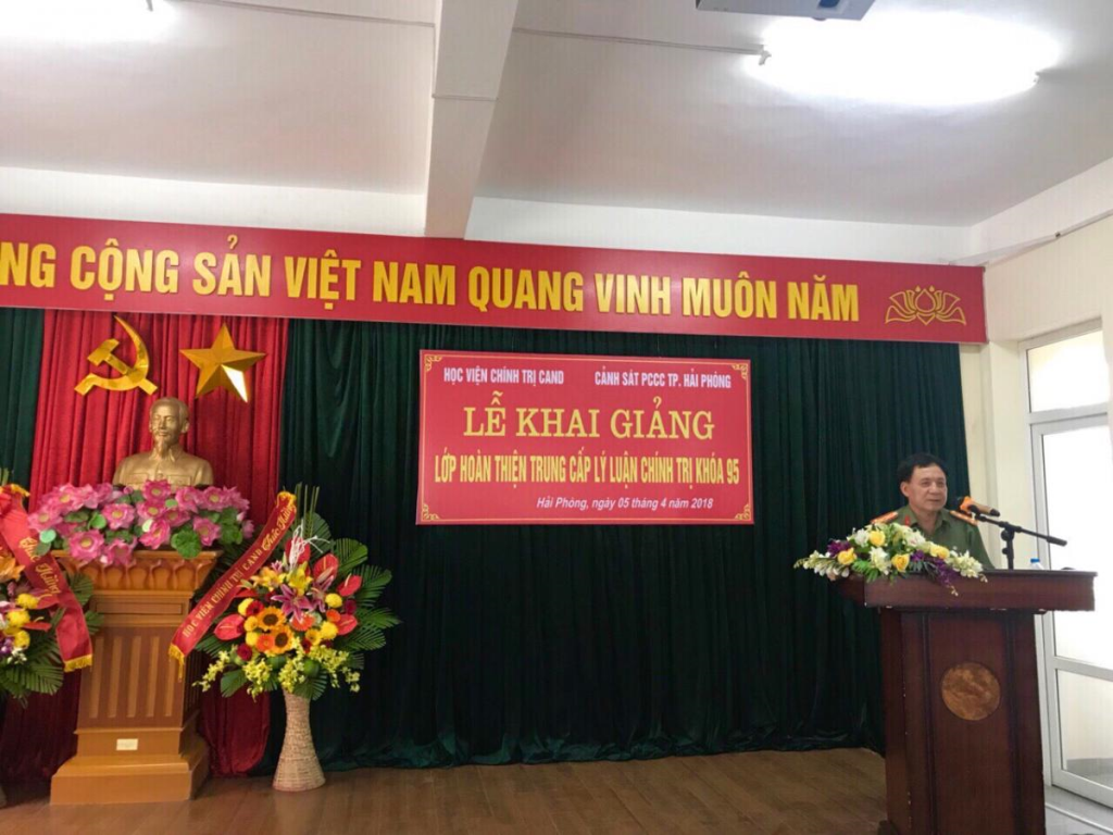 Đồng chí Đại tá Nguyễn Văn Quyền, Phó Giám đốc Học viện Chính trị CAND phát biểu tại buổi lễ