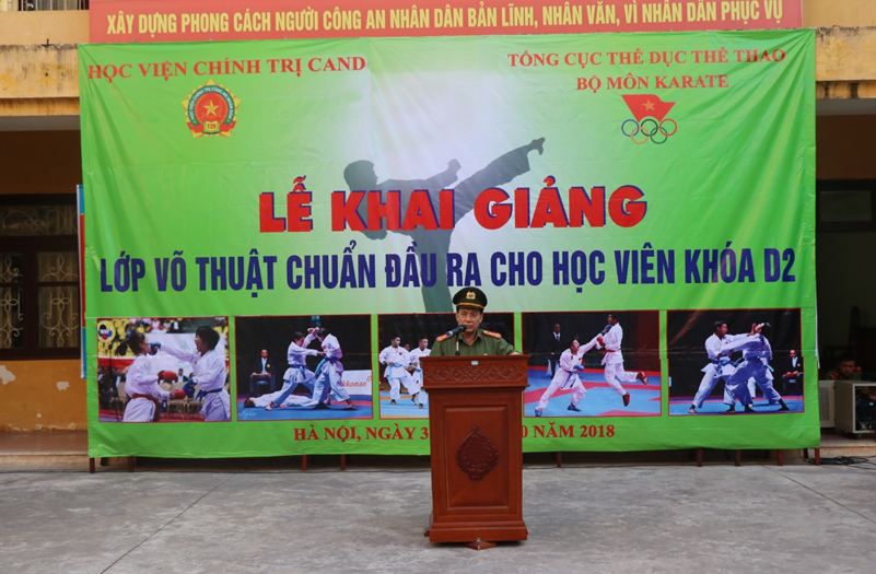 Đồng chí Đại tá Nguyễn Văn Quyền, Phó Giám đốc Học viện phát biểu tại Lễ khai giảng