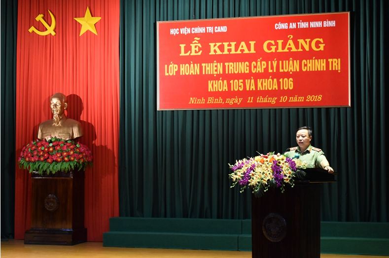 Đồng chí Thiếu tướng, PGS.TS Phan Xuân Tuy, Phó Giám đốc Học viện Chính trị Công an nhân dân phát biểu tại buổi Lễ.