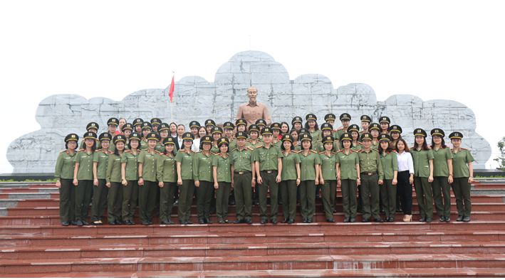 Đoàn Học viện Chính trị Công an nhân dân chụp ảnh tại Khu lưu niệm