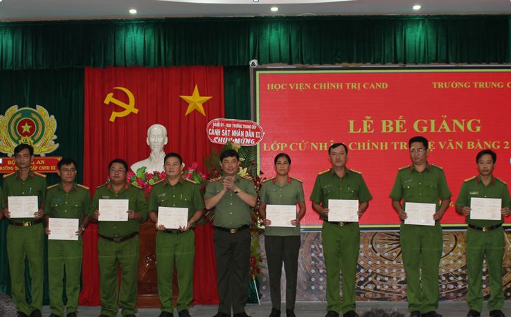 Đồng chí Thiếu tướng, PGS, TS Trần Vi Dân, Bí thư Đảng uỷ, Giám đốc Học viện Chính trị Công an nhân dân trao bằng tốt nghiệp cho học viên lớp học