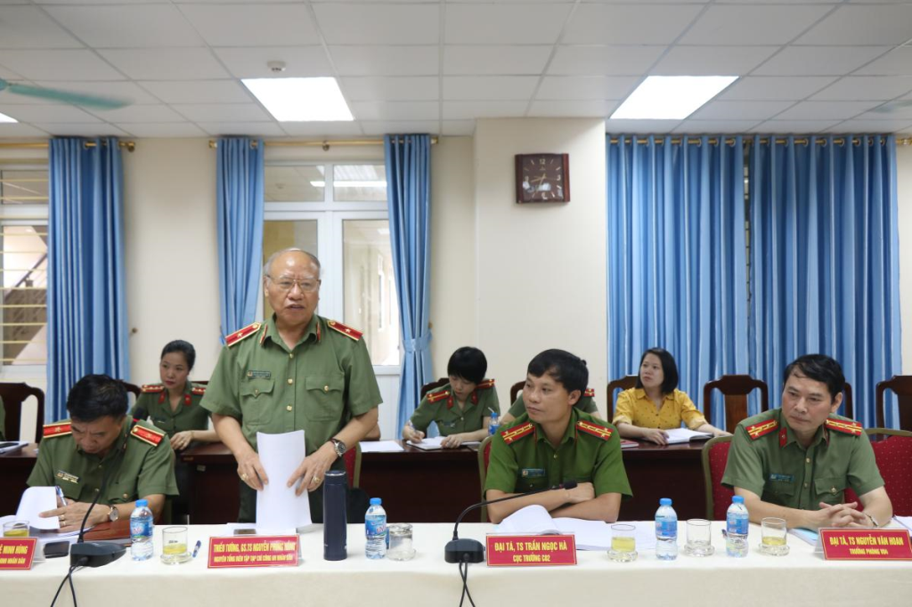 Thiếu tướng, GS.TS Nguyễn Phùng Hồng, nguyên Tổng Biên tập Tạp chí Công an nhân dân phát biểu tại Hội thảo