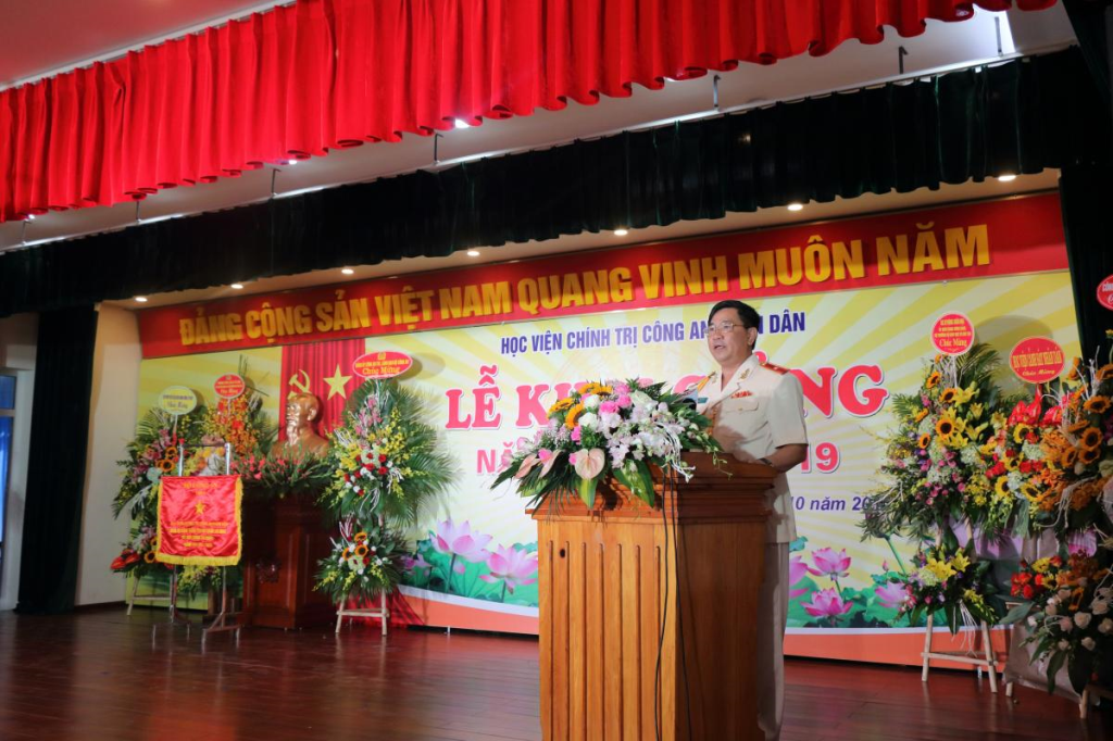 Đồng chí Thiếu tướng Trần Vi Dân, Giám đốc Học viện Chính trị Công an nhân dân Trình bày Diễn văn khai giảng năm học 2018 - 2019
