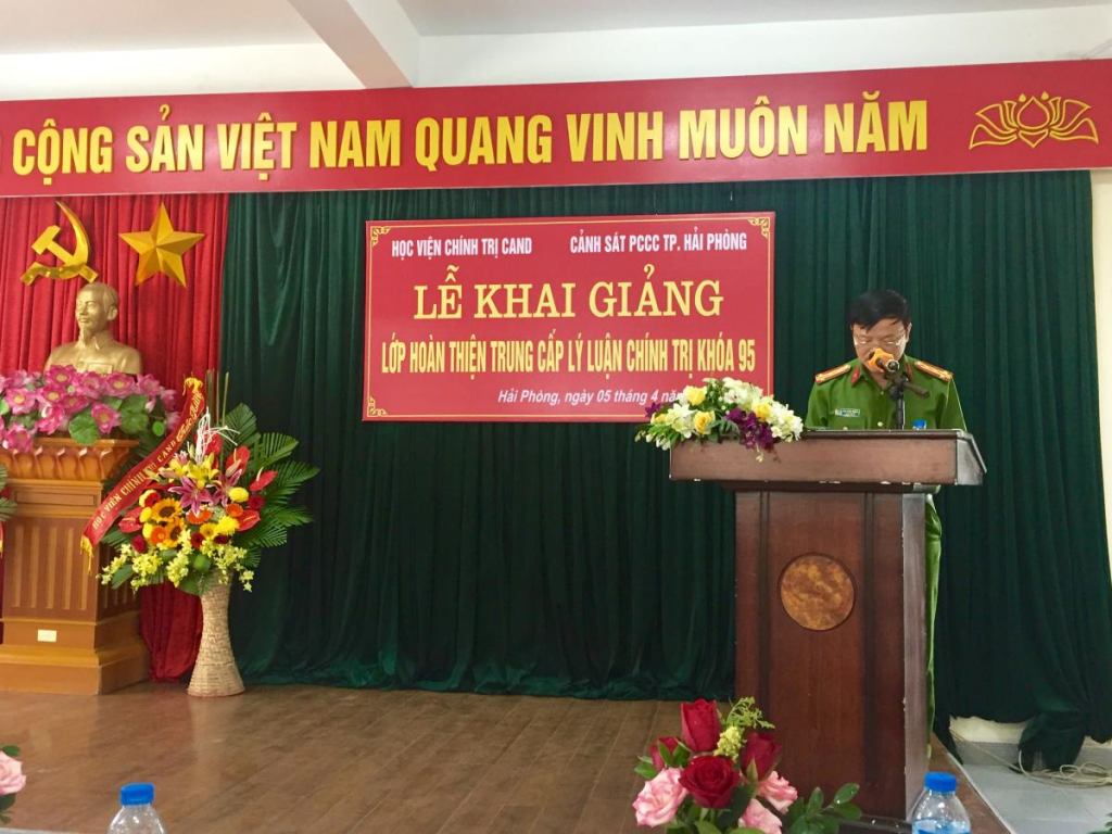 Đại biểu và học viên chụp ảnh lưu niệm tại Lễ khai giảng