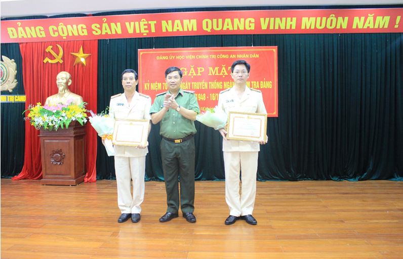 Đồng chí Thiếu tướng, PGS.TS Trần Vi Dân, Bí thư Đảng ủy, Giám đốc Học viện Chính trị Công an nhân dân tặng Giấy khen cho 02 đồng chí của Ủy ban Kiểm tra Đảng ủy Học viện đã có nhiều thành tích nhân kỷ niệm 70 năm Ngày truyền thống Ngành Kiểm tra Đảng