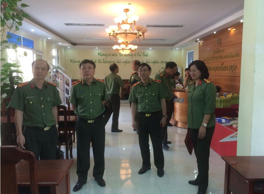 Đoàn khảo sát của Cục Khoa học, Chiến lược và Lịch sử Công an thăm quan Thư viện Học viện Chính trị CAND