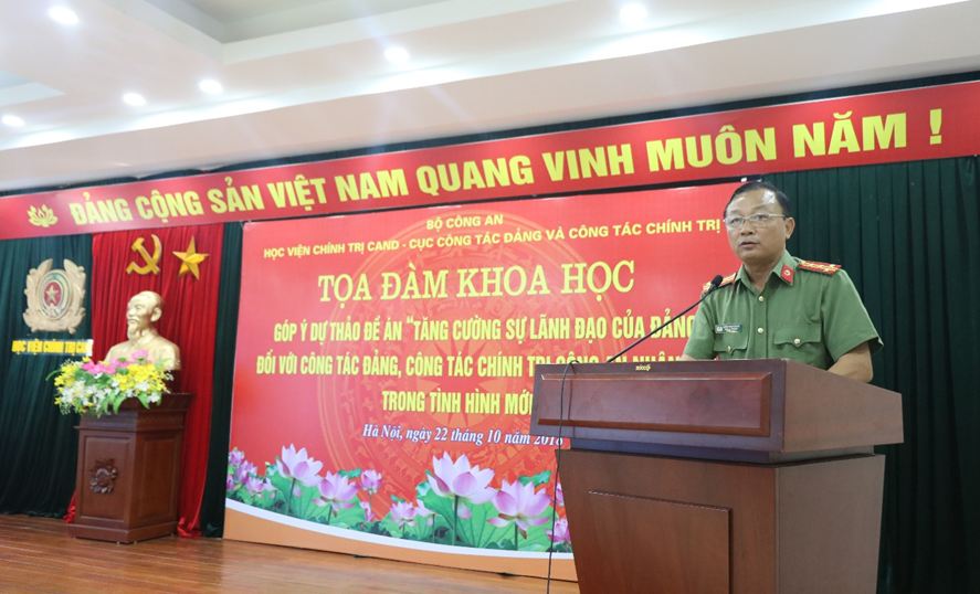 Đại tá Đặng Ngọc Bách, Phó Cục trưởng Cục Công tác đảng và công tác chính trị phát biểu tại Tọa đàm