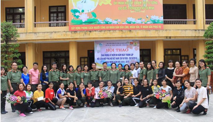 Đồng chí Đại tá PGS. TS Đinh Ngọc Hoa, Phó Giám đốc Học viện Chính trị Công an nhân dân và các đại biểu chụp ảnh lưu niệm cùng Ban Chấp hành Hội Phụ nữ Học viện và các đội thi đấu