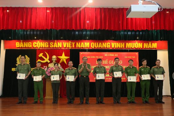 Đồng chí Đại tá Bùi Sơn Hiển, Phó Cục trưởng Cục Đào tạo trao chứng chỉ cho đại diện các học viên