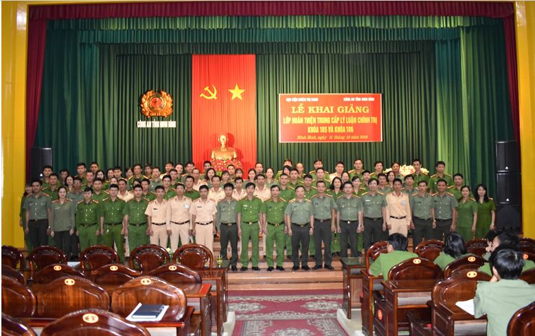 Đại biểu và học viên khóa 105 chụp ảnh lưu niệm