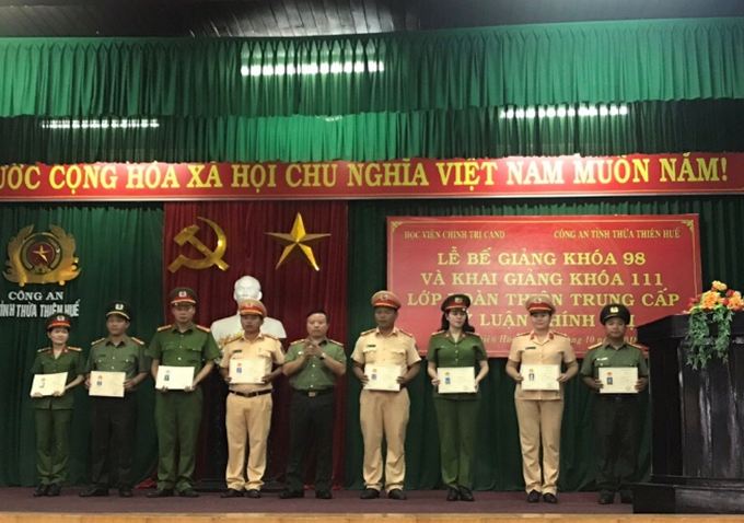 Đồng chí Thiếu tướng, PGS.TS Phan Xuân Tuy trao giấy chứng nhận tốt nghiệp cho đại diện các học viên của khóa 98