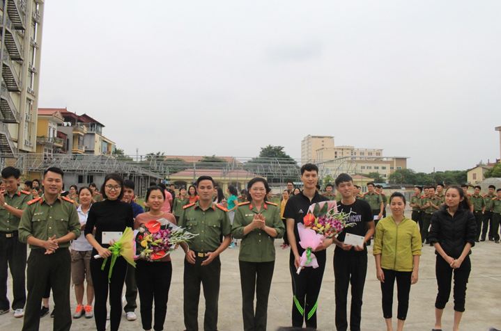 Đồng chí Đại tá, PGS. TS Đinh Ngọc Hoa, Phó Giám đốc Học viện trao giải cho các đội thi ở nội dung thi nhảy bao bố