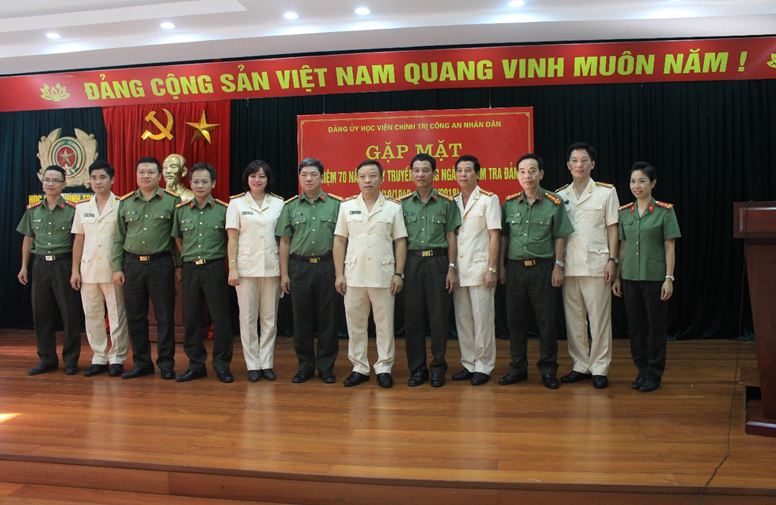 Đại diện các chi bộ chúc mừng Ủy ban Kiểm tra Đảng ủy Học viện nhân kỷ niệm 70 năm Ngày truyền thống Ngành Kiểm tra Đảng