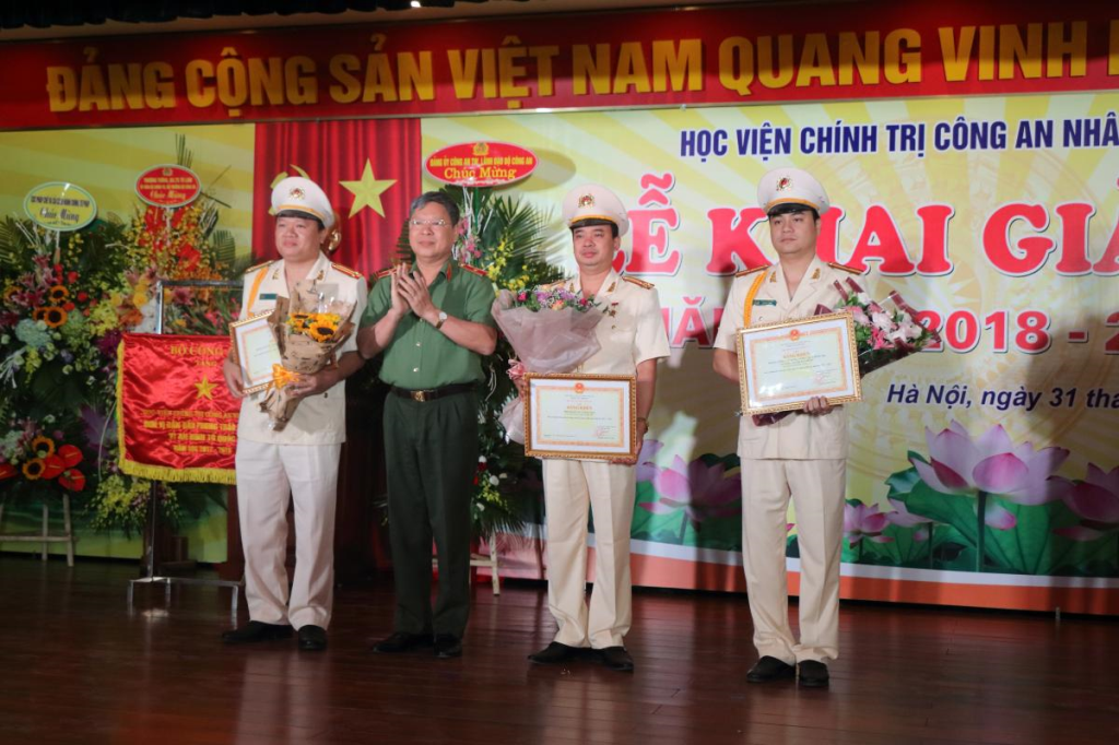 Thừa ủy quyền của đồng chí Bộ trưởng, đồng chí Thiếu tướng Nguyễn Văn Ly, Phó Cục trưởng Cục Đào tạo trao tặng Bằng khen Bộ Công an cho 03 đơn vị cơ sở của Học viện
