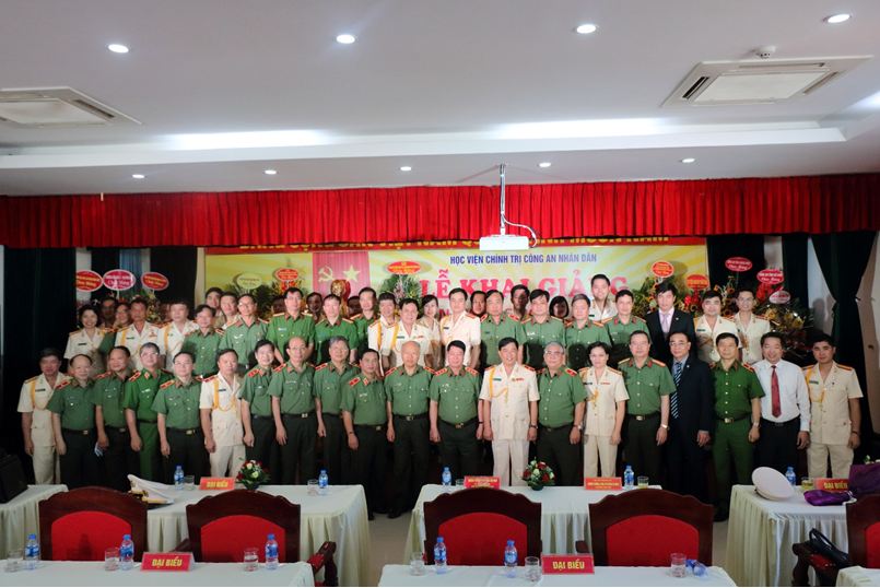 Đồng chí Thượng tướng Bùi Văn Nam, Ủy viên Trung ương Đảng, Thứ trưởng Bộ Công an chụp ảnh lưu niệm cùng các đại biểu tại Lễ Khai giảng năm học 2018 - 2019 của Học viện Chính trị Công an nhân dân