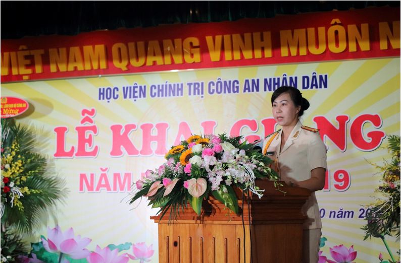 Thay mặt cán bộ, giảng viên, công nhân viên Học viện Chính trị Công an nhân dân, đồng chí Trung tá, PGS.TS Nguyễn Thị Hải Vân, Phó Trưởng Khoa Quản trị nhân lực, phát biểu cảm tưởng tại Lễ Khai giảng
