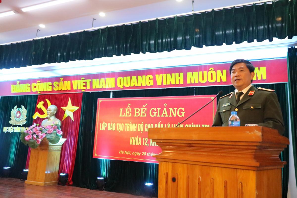 Đồng chí Thiếu tướng, PGS.TS Trần Vi Dân, Giám đốc Học viện Chính trị Công an nhân dân phát biểu tại Lễ bế giảng