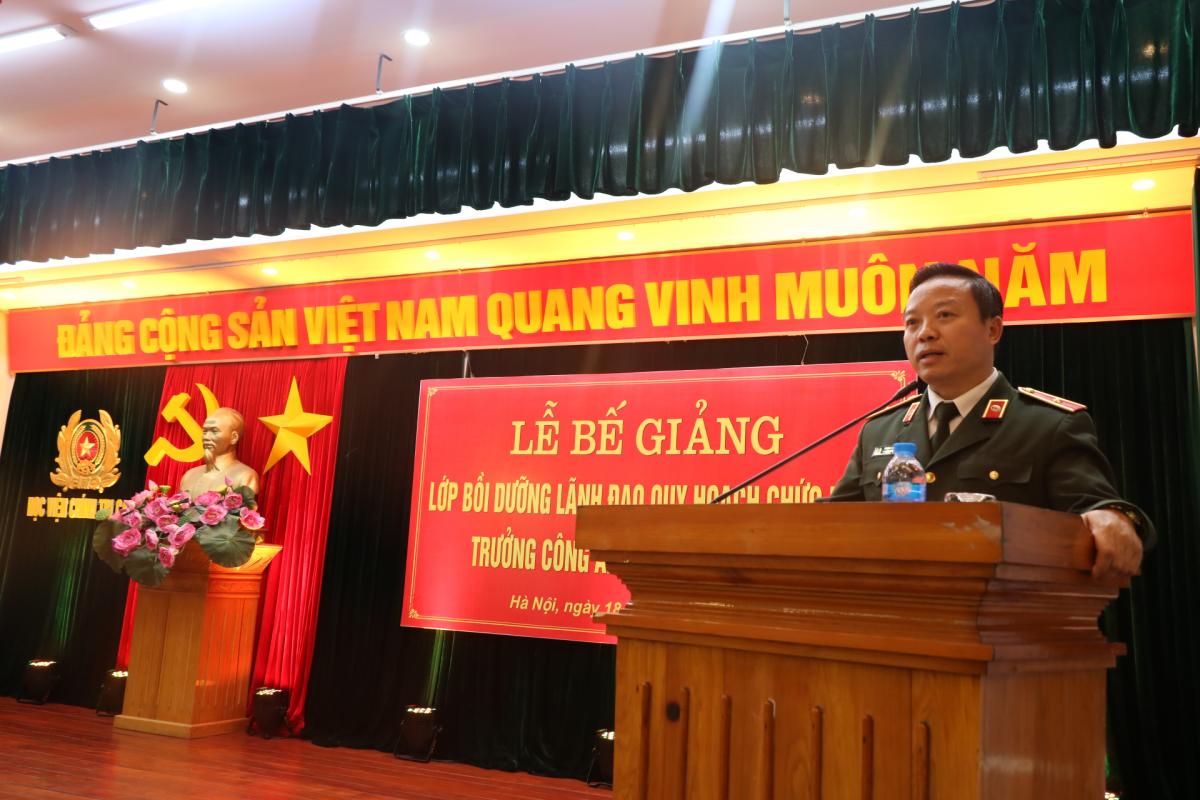 Đồng chí Thiếu tướng, PGS.TS Phan Xuân Tuy, Phó Giám đốc Học viện phát biểu tại buổi lễ