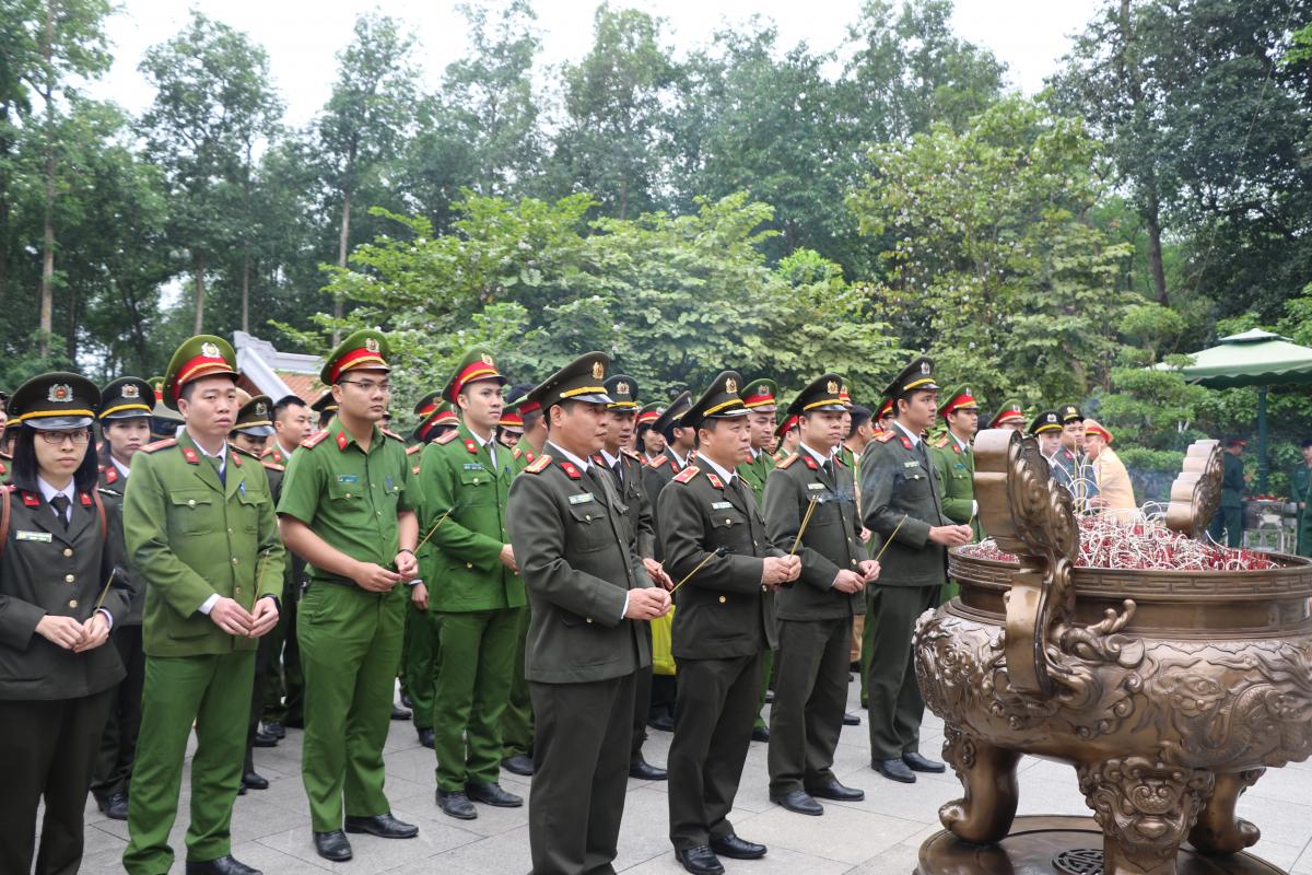 Đoàn công tác dâng hương tại Nhà tưởng niệm Chủ tịch Hồ Chí Minh