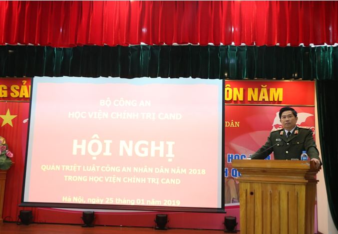 Đồng chí Thiếu tướng, PGS.TS Trần Vi Dân, Giám đốc Học viện Chính trị Công an nhân dân phát biểu tại Hội nghị