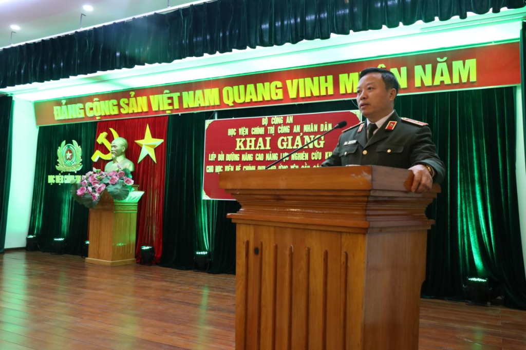 Đồng chí Thiếu tướng, PGS.TS Phan Xuân Tuy, Phó Giám đốc Học viện Chính trị Công an nhân dân phát biểu tại buổi lễ.