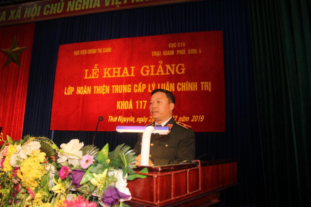 Đồng chí Thiếu tướng, PGS.TS Phan Xuân Tuy, Phó Giám đốc Học viện Chính trị CAND phát biểu tại lễ khai giảng