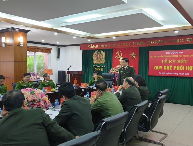 Đồng chí Thiếu tướng, PGS.TS Trần Vi Dân, Giám đốc Học viện Chính trị Công an nhân dân phát biểu tại buổi Lễ.