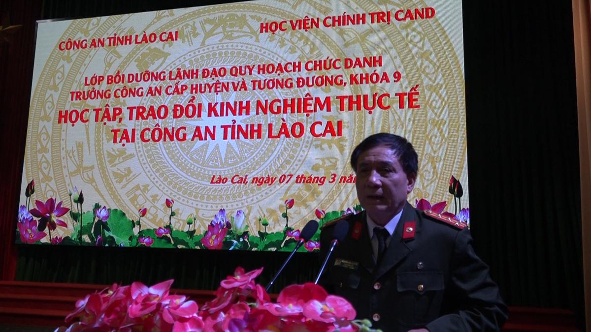 Đồng chí Đại tá Nguyễn Văn Quyền, Phó Giám đốc Học viện phát biểu tại buổi học tập, trao đổi