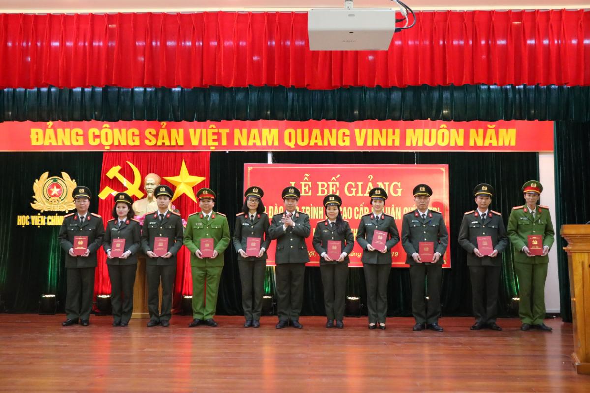Đồng chí Thiếu tướng, PGS.TS Trần Vi Dân, Giám đốc Học viện Chính trị Công an nhân dân trao chứng nhận tốt nghiệp cho đại diện các học viên của khóa 12