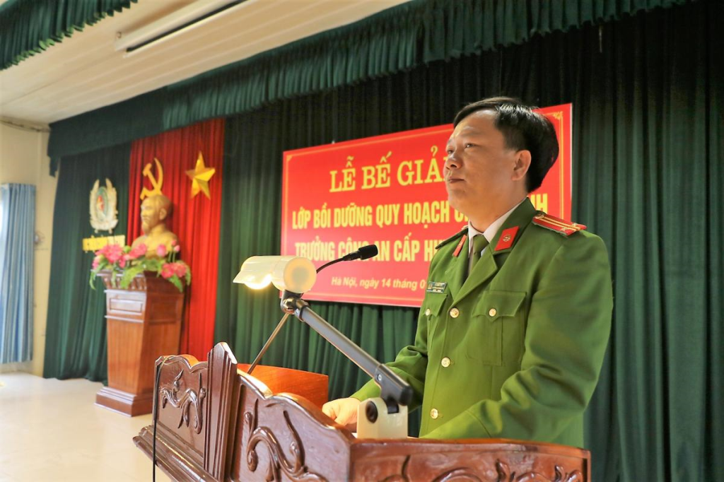 Đồng chí Trung tá Từ Đình Huy, Phó Trưởng Công an Thành phố Kon Tum phát biểu tại buổi Lễ