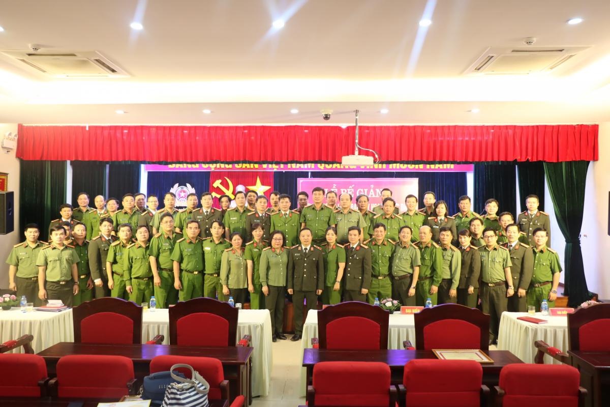 Các đồng chí đại biểu và học viên khóa học