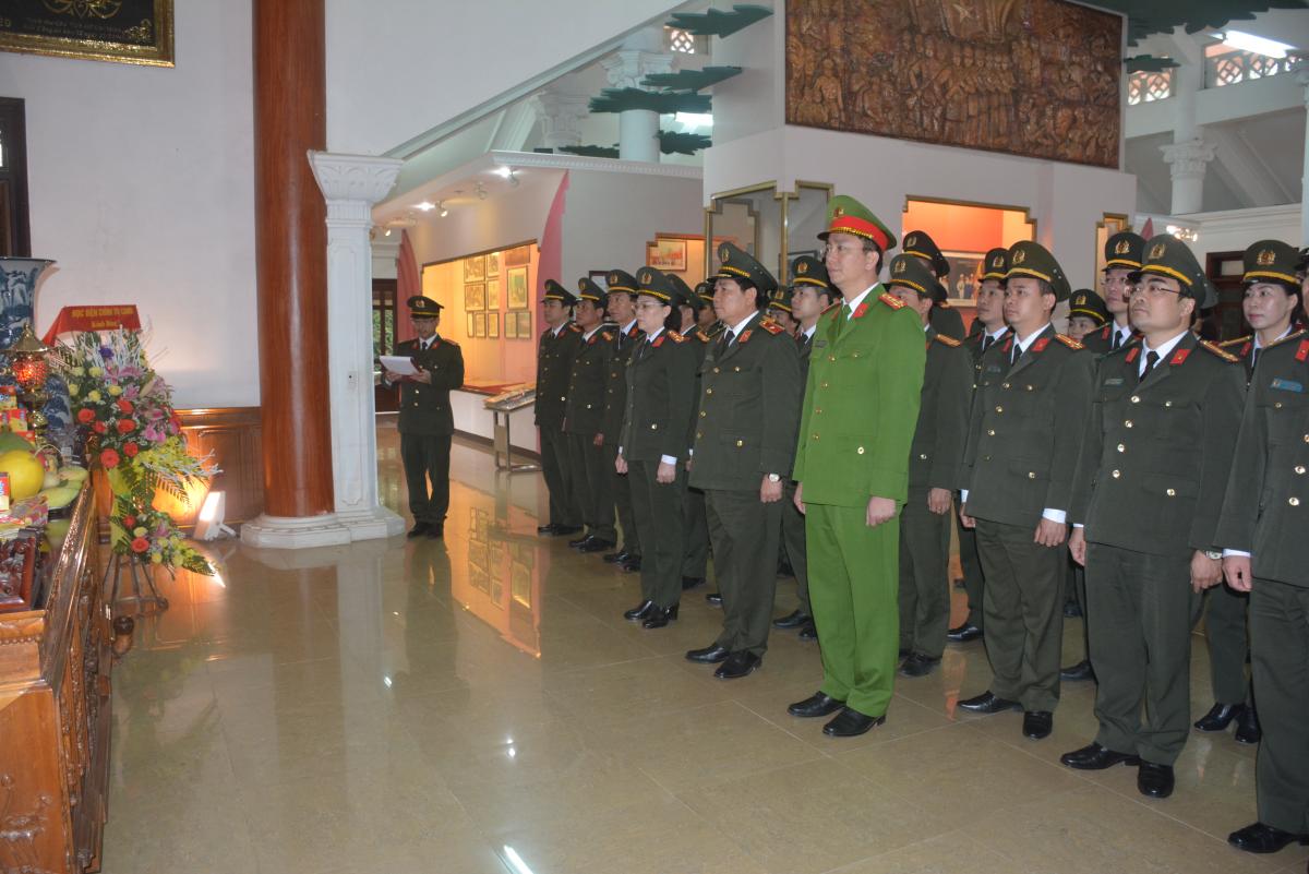 Đoàn cán bộ Học viện Chính trị Công an nhân dân dâng hương tưởng niệm Chủ tịch Hồ Chí Minh tại Khu di tích lịch sử Nha Công an Trung ương