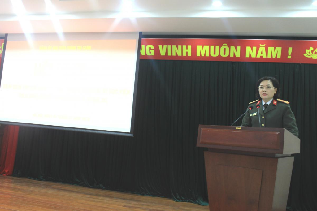 Đồng chí Đại tá, PGS.TS Đinh Ngọc Hoa, Phó Bí thư Đảng ủy, Phó Giám đốc Học viện Chính trị Công an nhân dân trình bày Báo cáo Kiểm điểm của Đảng ủy Học viện theo Nghị quyết Trung ương 4, khóa XII