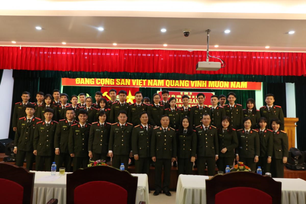 Các đại biểu và học viêm tham dự buổi lễ