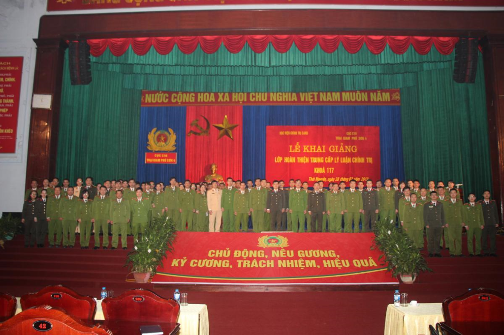 Đại biểu và học viên chụp ảnh lưu niệm tại Lễ khai giảng