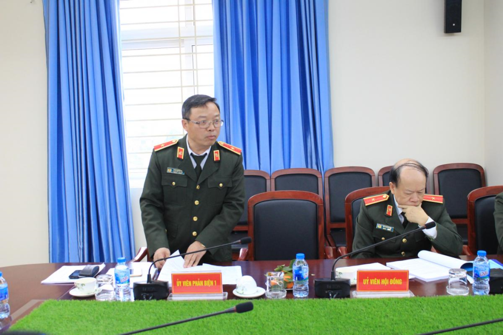 Đồng chí Thiếu tướng, PGS. TS Phan Xuân Tuy, Phó Giám đốc Học viện, Ủy viên phản biện 1 phát biểu