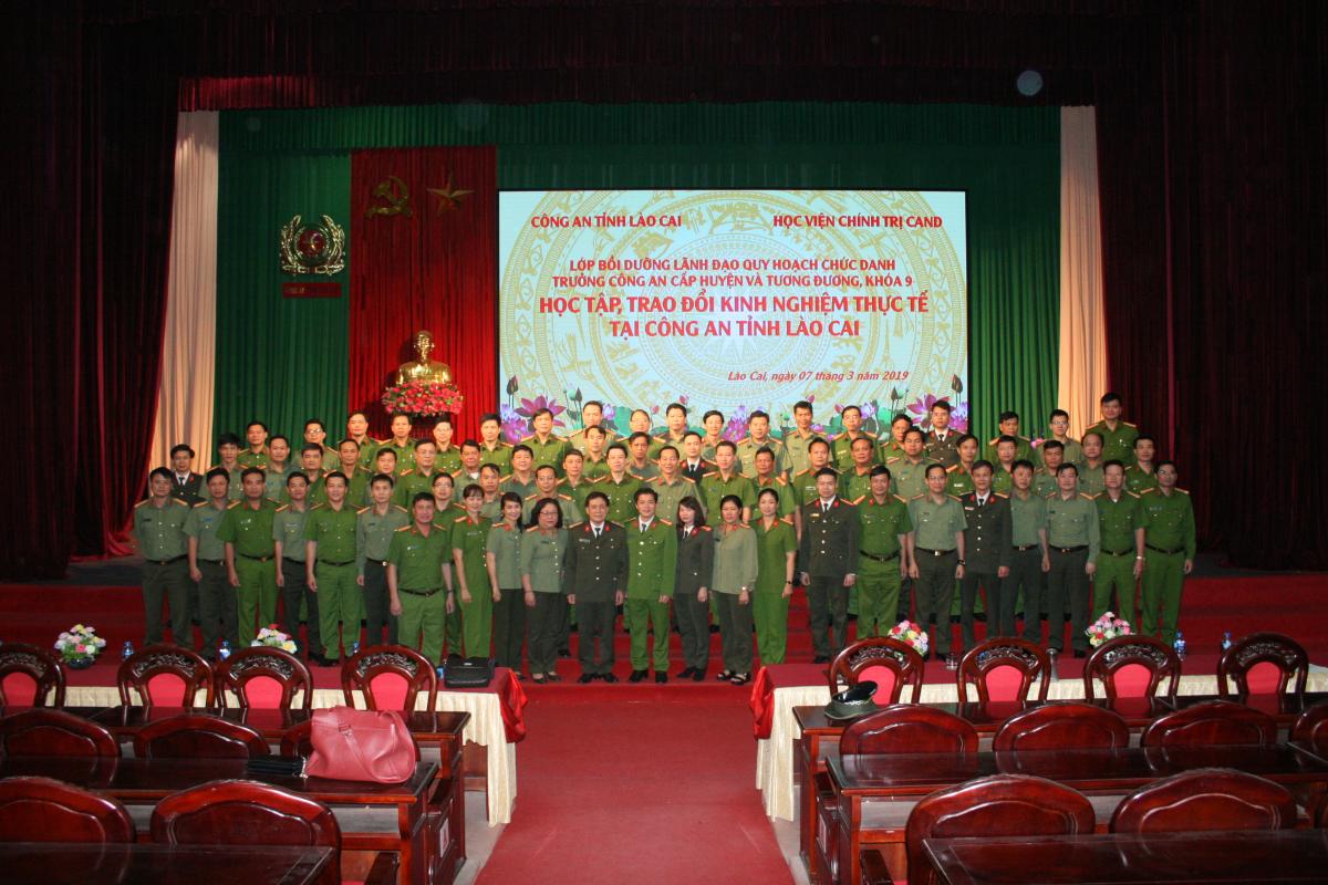 Đại biểu và học viên lớp học