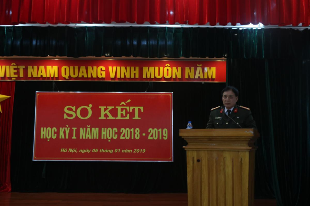 Đồng chí Đại tá Nguyễn Văn Quyền, Phó Giám đốc Học viện Chính trị Công an nhân dân báo cáo tóm tắt kết quả công tác học kỳ I và nhiệm vụ trọng tâm học kỳ II năm học 2018 - 2019 của Học viện