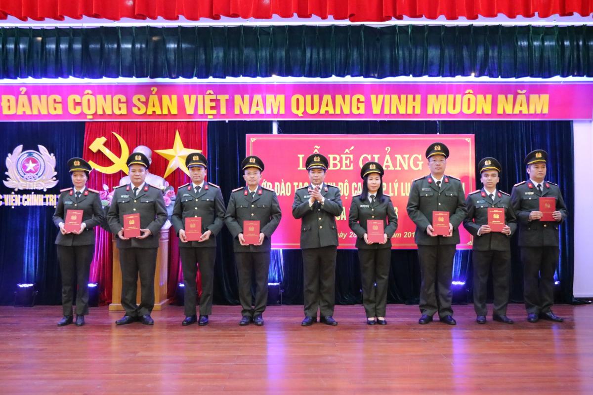 Đồng chí Thiếu tướng, PGS.TS Trần Vi Dân, Giám đốc Học viện Chính trị Công an nhân dân trao chứng nhận tốt nghiệp cho đại diện các học viên của khóa 13