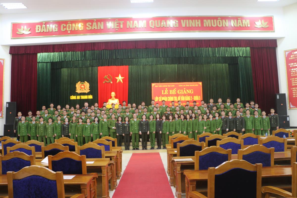 Các đồng chí đại biểu và học viên tham dự buổi lễ