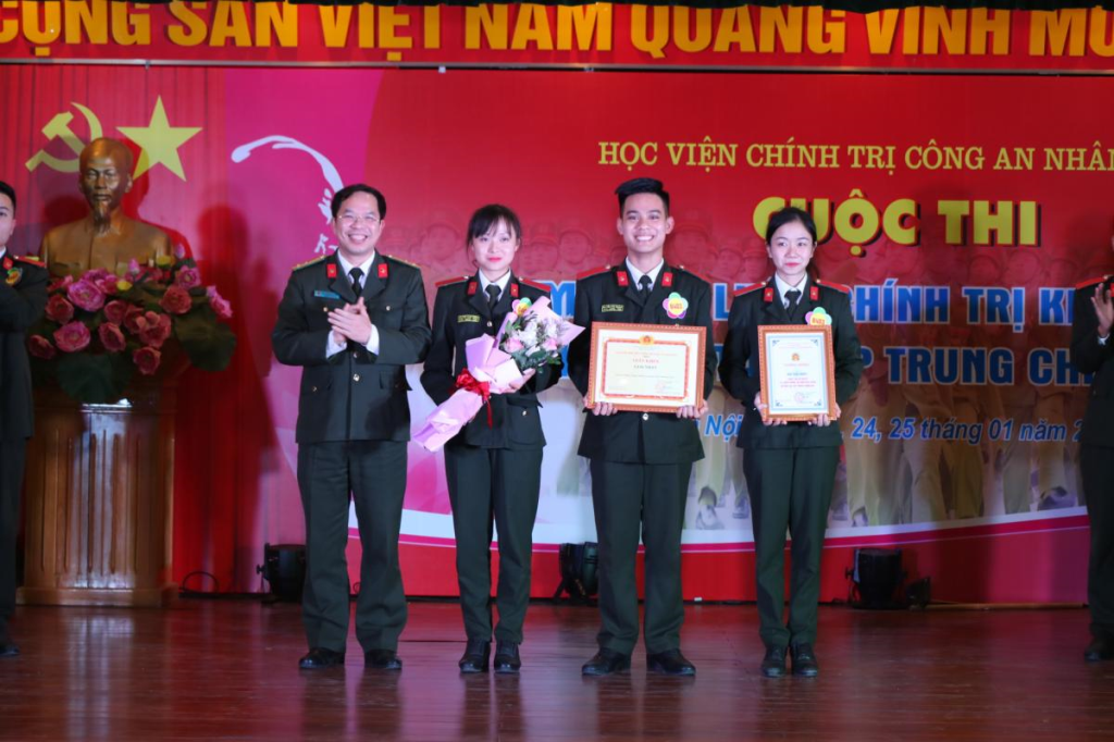 Đồng chí Thượng tá, TS Nguyễn Yến Thanh, Viện trưởng Viện Nghiên cứu lý luận chính trị CAND, Trưởng Ban Giám khảo cuộc thi trao Giải Nhất cho đội thi B4D3