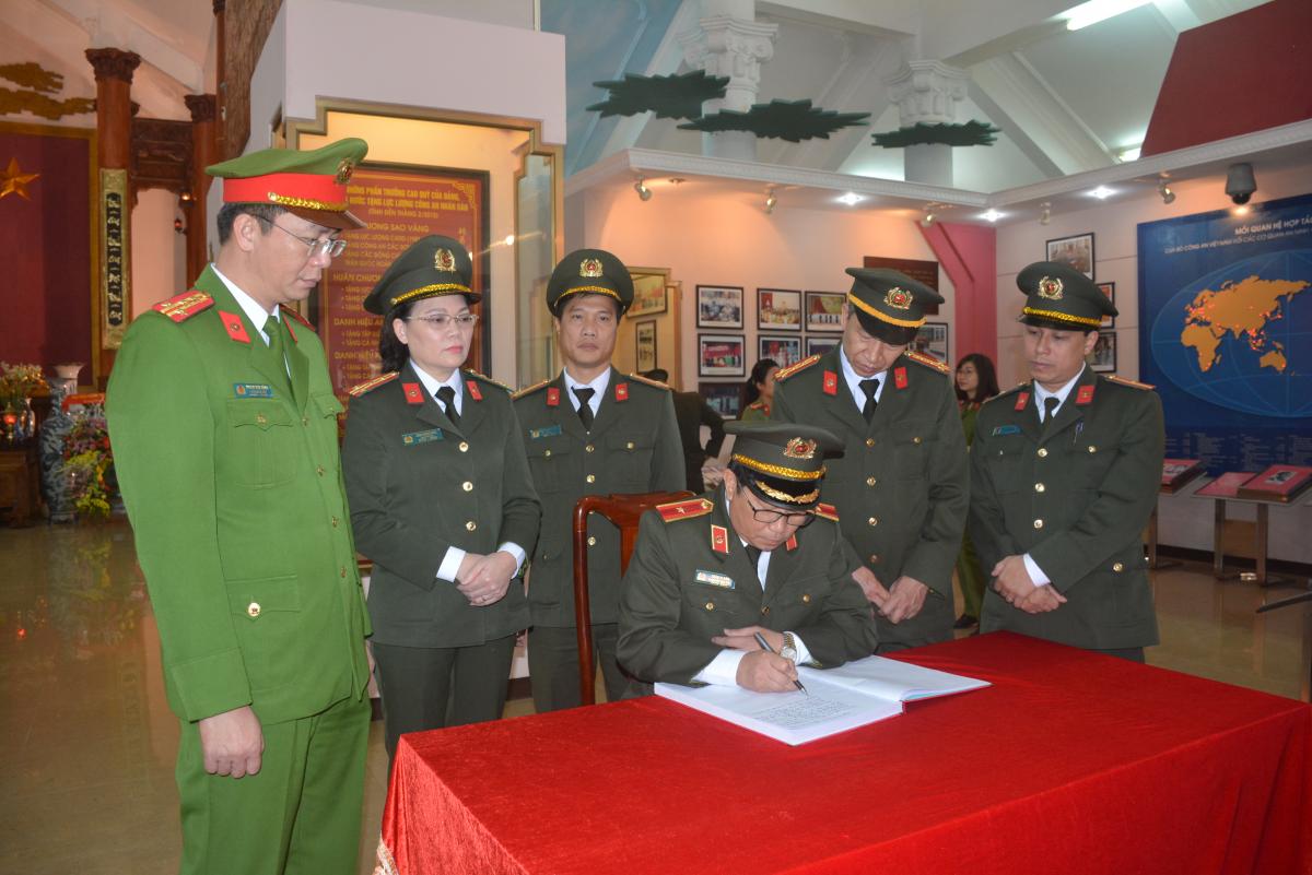 Đồng chí Giám đốc Học viện Chính trị Công an nhân dân ghi Sổ lưu niệm tại Khu di tích lịch sử Nha Công an Trung ương