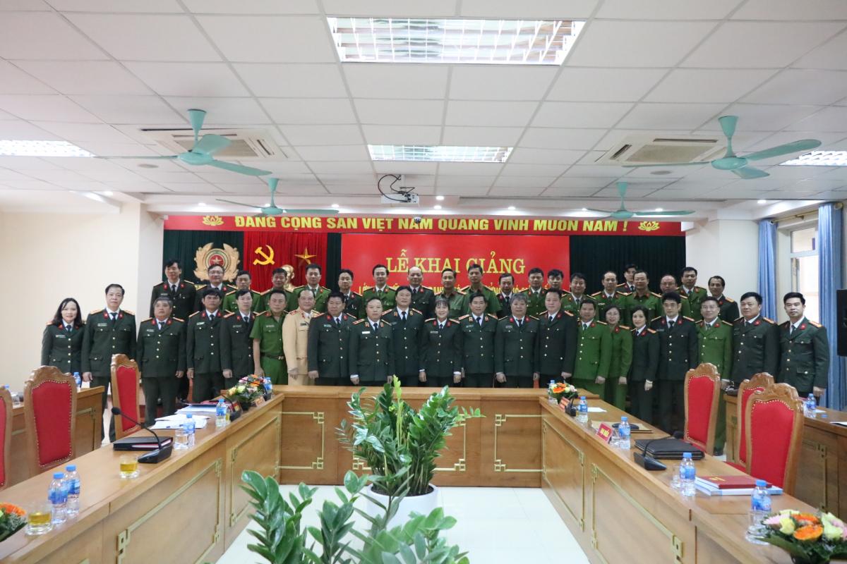 Các đại biểu và học viên Lớp bồi dưỡng chụp ảnh lưu niệm tại buổi Lễ Khai giảng