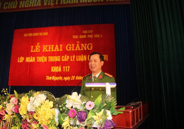 Đồng chí Đại tá Nguyễn Văn Lộc, Phó Cục trưởng Cục C10 phát biểu tại lễ khai giảng