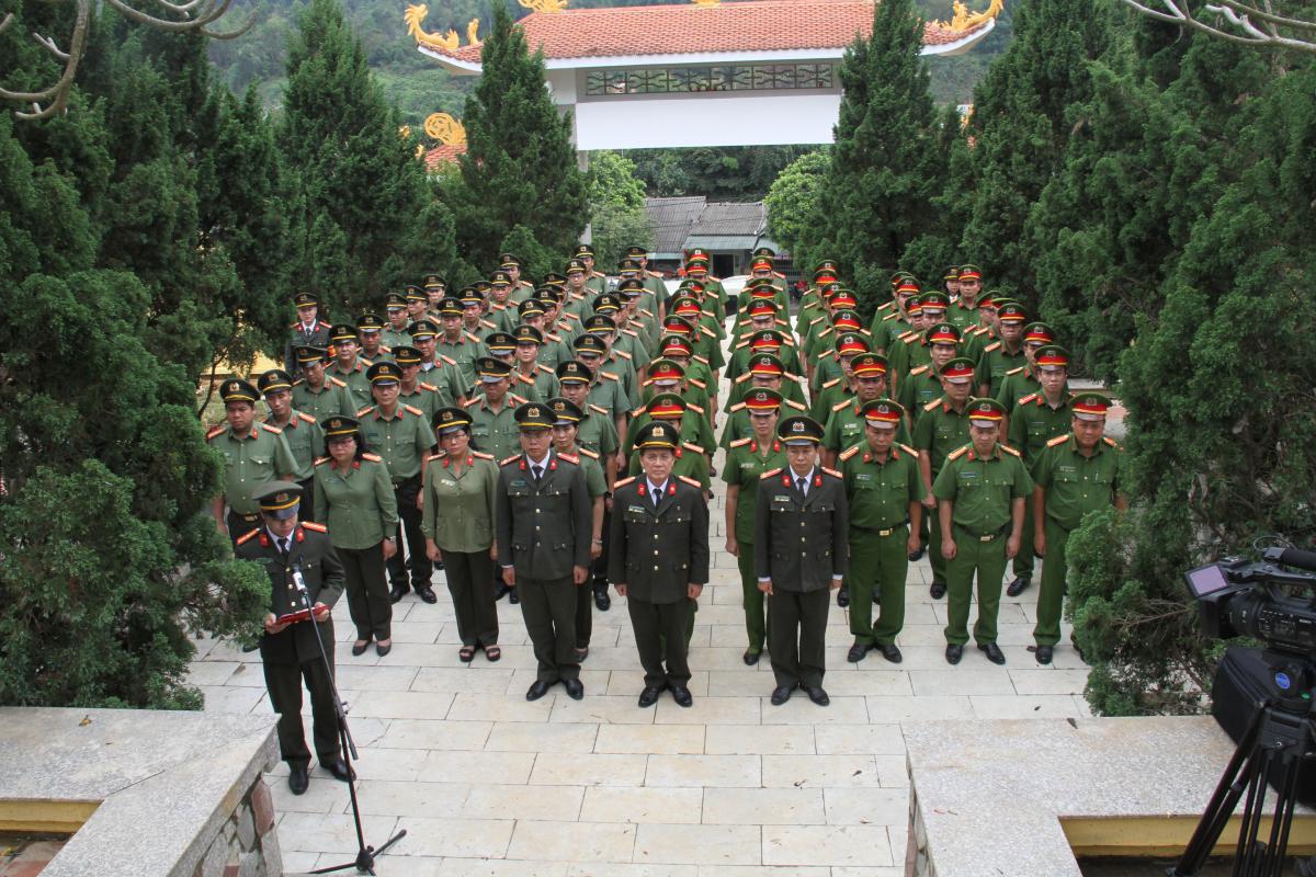 Đồng chí Đại tá Nguyễn Văn Quyền, Phó Giám đốc Học viện và học viên lớp học dâng hương tại nghĩa trang liệt sĩ Nam Cường, thành phố Lào Cai