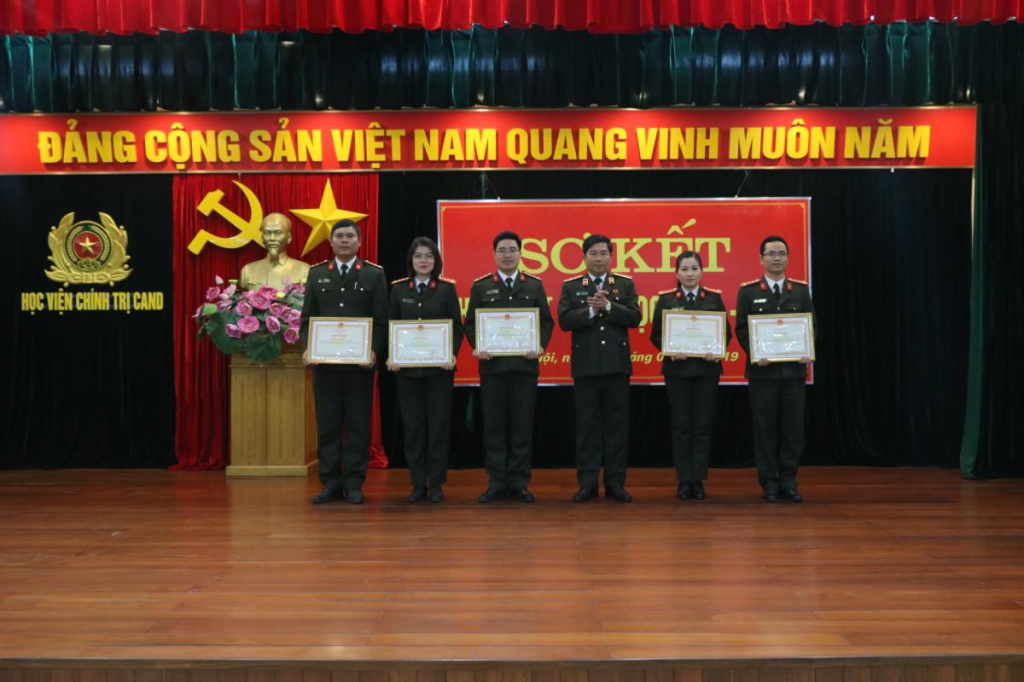 Thừa ủy quyền của đồng chí Bộ trưởng, đồng chí Thiếu tướng Trần Vi Dân, Giám đốc Học viện Chính trị Công an nhân dân trao tặng Bằng khen của Bộ Công an cho 05 cá nhân đạt danh hiệu "Giảng viên dạy giỏi" cấp Bộ năm học 2017 - 2018