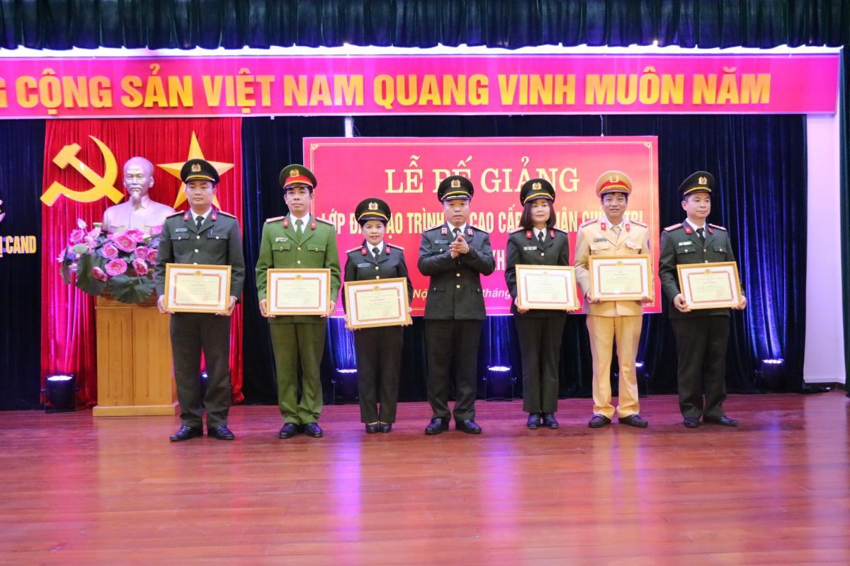 Đồng chí Thiếu tướng, PGS.TS Phan Xuân Tuy, Phó Giám đốc Học viện Chính trị Công an nhân dân trao Giấy khen của Giám đốc Học viện cho các học viên đạt thành tích xuất sắc trong học tập của khóa 12